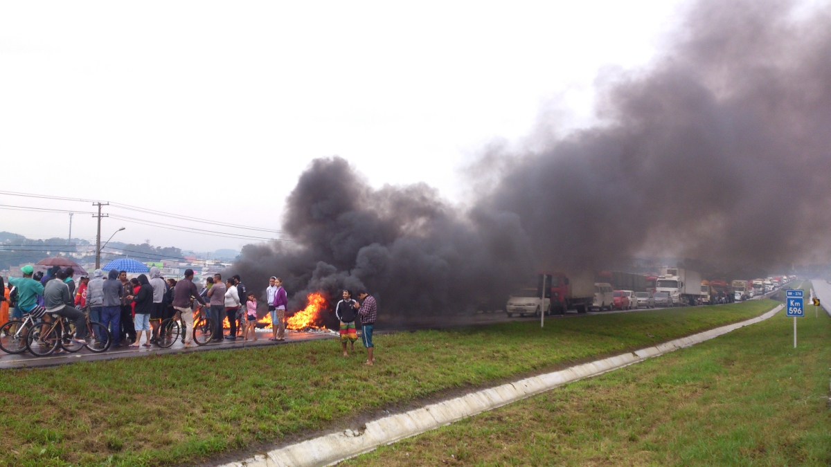 Um longo congestionamento se formou no Contorno Sul | Antonio More/Agência de Notícias Gazeta do Povo