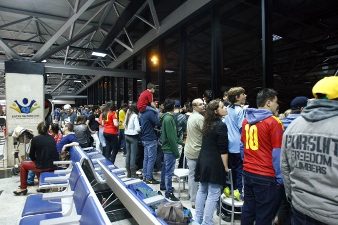 Torcedores assistem ao desembarque da Espanha no Aeroporto Afonso Pena |