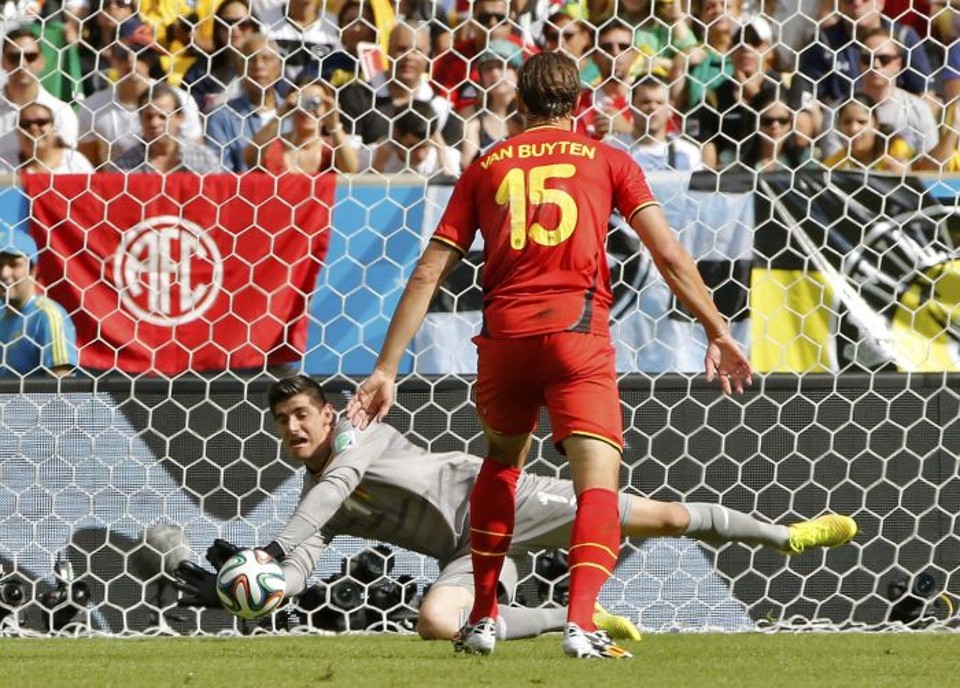 Técnico da Bélgica garante que goleiro Courtois vai voltar ao Chelsea | Reuters
