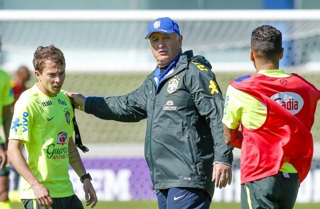 Felipão orienta Bernard no último treino antes do amistoso com a Sérvia | 