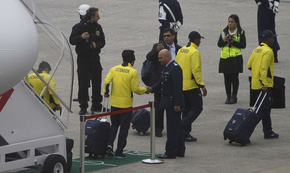 Jogadores do Equador desembarcam no aeroporto Afonso Pena | Jonathan Campos / Gazeta do Povo