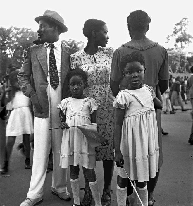 Caras e bocas: desfile de Sete de Setembro no Rio de Janeiro, em 1955. José Medeiros humaniza o olhar fotográfico |
