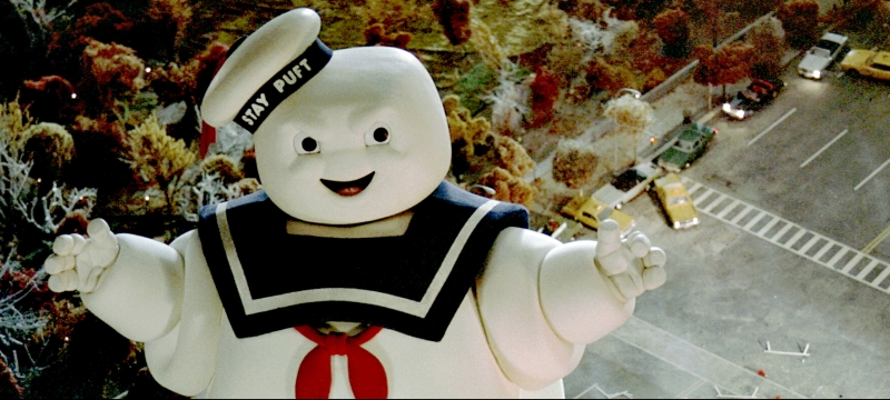 O monstro de marshmallow gigante caminha por Nova York, em uma das cenas mais famosas de Os Caça-Fantasmas | Guilherme Paixão