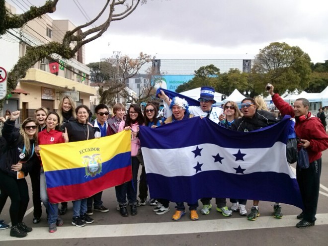 Torcidas do Equador e Honduras se reúnem na Arena da Baixada, em Curitiba, onde acontece a partida | 