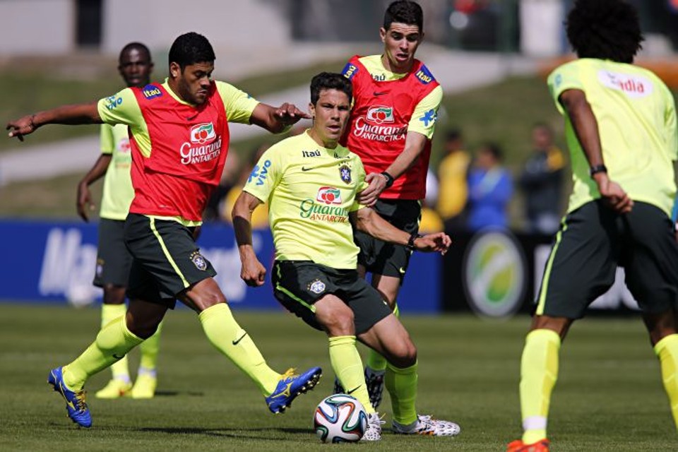 Hernanes vê solidez defensiva do Brasil na Copa Na primeira Copa da sua carreira, Hernanes destacou estar surpreso com o carinho que a seleção vem recebendo nessa fase de preparação para o torneio | Albari Rosa/Gazeta do Povo