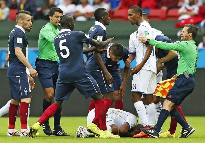 Jogadores de Honduras e França se empurram após choque entre Pogba e Wilson Palacios: jogo foi bastante brigado no Beira-Rio | 