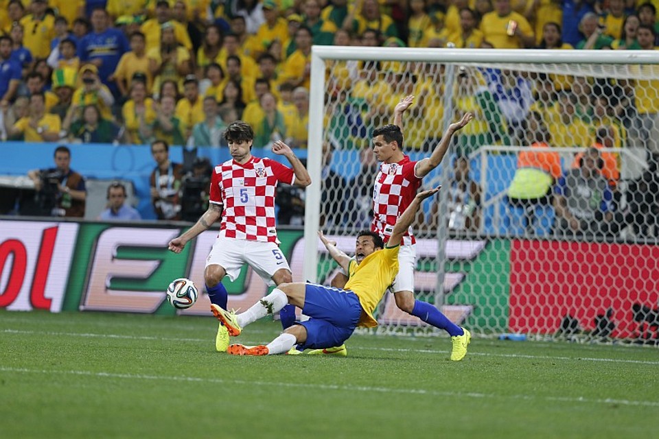 Sumido na maior parte do jogo, Fred apareceu bem sofrendo pênalti duvidoso de Lovren | Albari Rosa / Gazeta do Povo