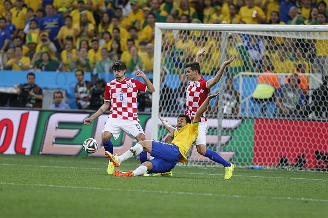 Sumido na maior parte do jogo, Fred apareceu bem sofrendo pênalti duvidoso de Lovren | 