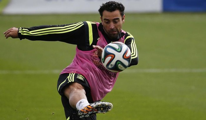 Xavi Hernández acerta belo chute em trino da Espanha no CT do Caju |