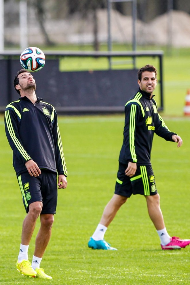 Busquets e Fabregas no primeiro treino da Espanha no CT do Caju | 