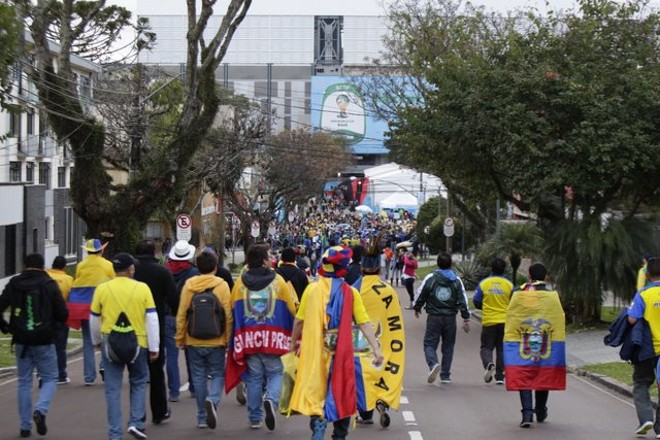 O movimento de torcedores na entrada da Praça Afonso Botelho, na frente da Arena, é maior do que no primeiro jogo da Copa do Mundo que aconteceu no estádio, entre Irã e Nigéria | 