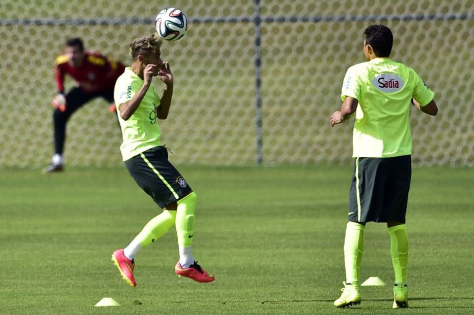 Neymar aparece com o cabelo loiro no treino da seleção em Teresópolis | Gaspar Nóbrega / VIPCOMM
