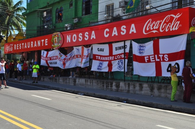 Os ingleses fizeram de um restaurante ao lado do estádio o quartel general da torcida antes do jogo. | 