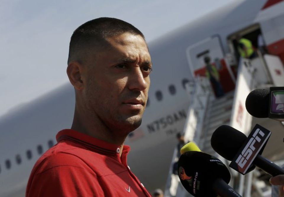 Sob forte esquema de segurança, seleção dos EUA desembarcam em SP Clint Dempsey, da seleção dos Estados Unidos, no desembarque em Guarulhos | Reuters