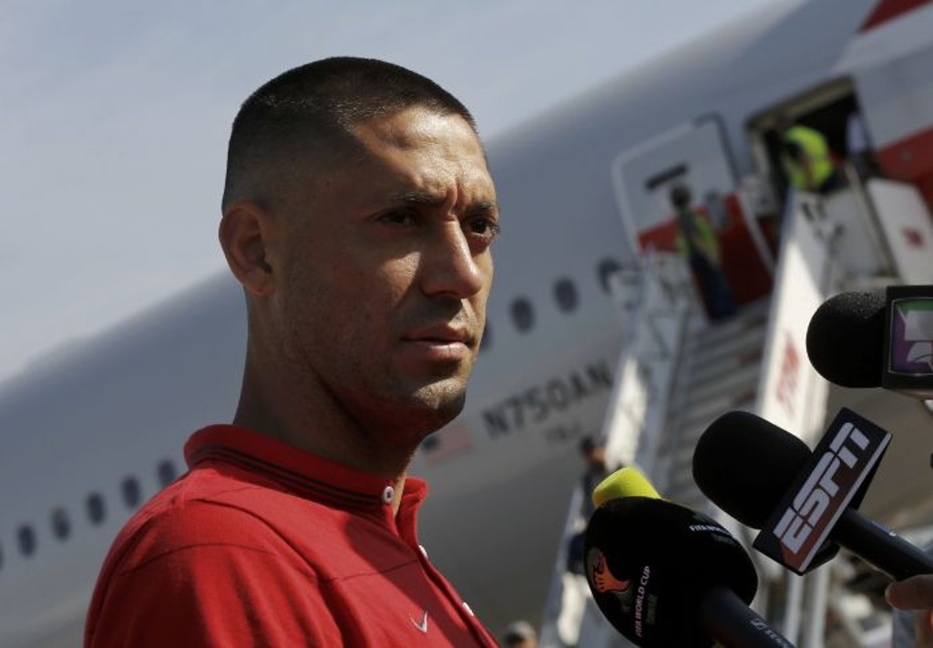 Clint Dempsey, da seleção dos Estados Unidos, no desembarque em Guarulhos