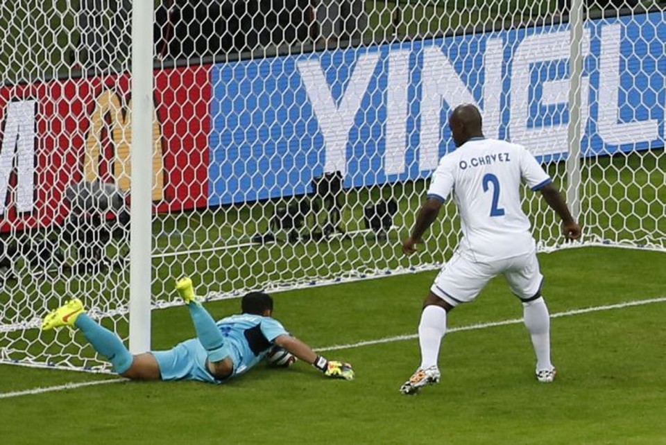 Noel Valladares, goleiro de Honduras, tenta defender o chute de Benzema. Lance resultou em gol para a França | Reuters
