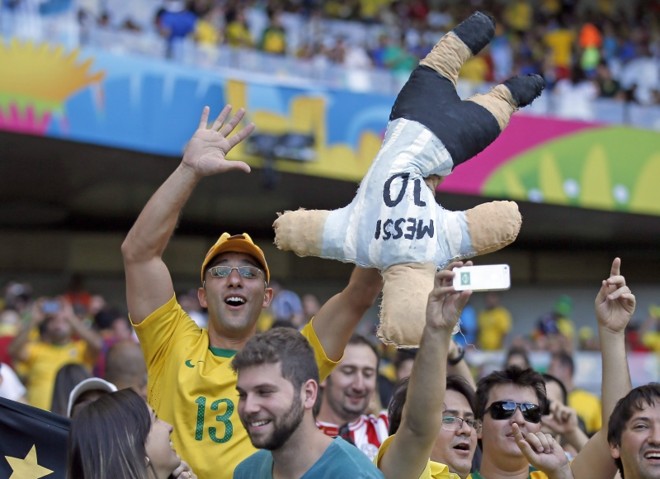 Torcedor levanta boneco do argentino Lionel Messi durante partida entre Bélgica e Argélia, no Mineirão |