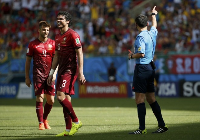 Pepe (ao centro), da Seleção Portuguesa, é expulso após receber cartão vermelho do árbitro Milorad Mazic |