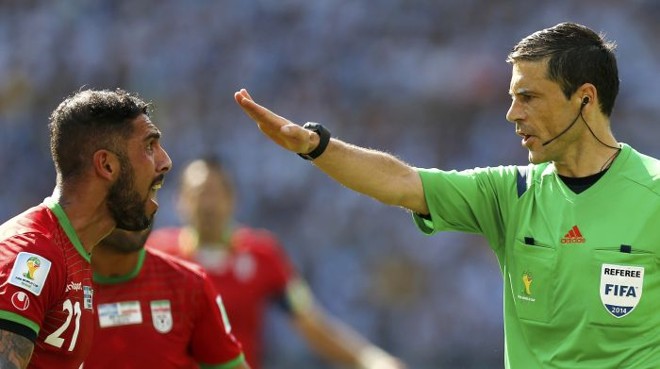 Ashkan Dejagah, do Irã, discute com árbitro pedindo falta | 