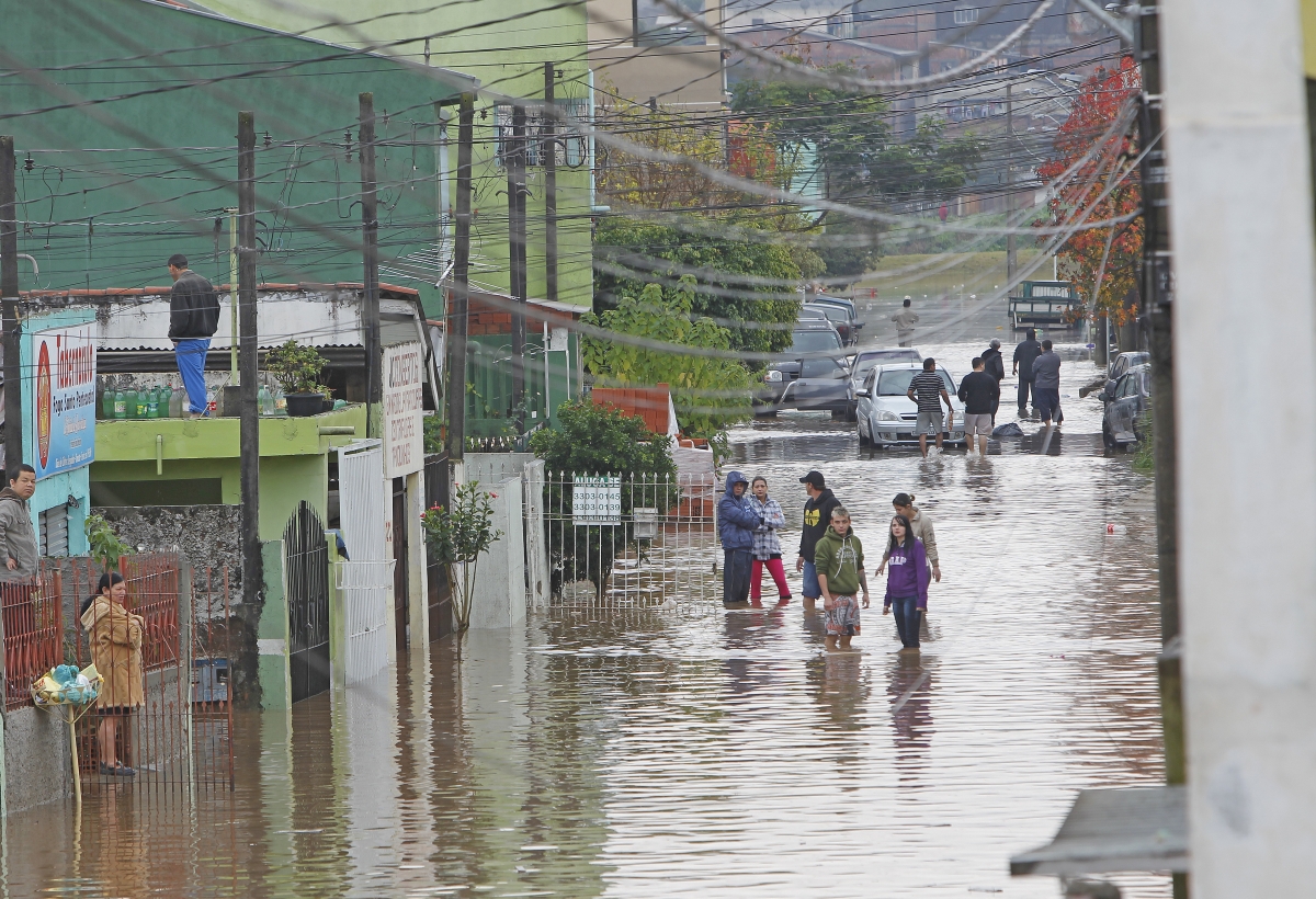Na CIC, às margens do Contorno Sul, situação era de destruição | Antonio More/Agência de Notícias Gazeta do Povo