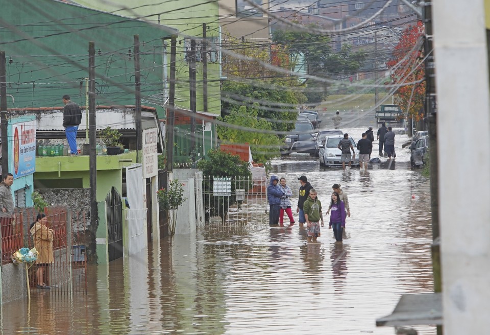 Na CIC, às margens do Contorno Sul, situação era de destruição | Antonio More/Agência de Notícias Gazeta do Povo
