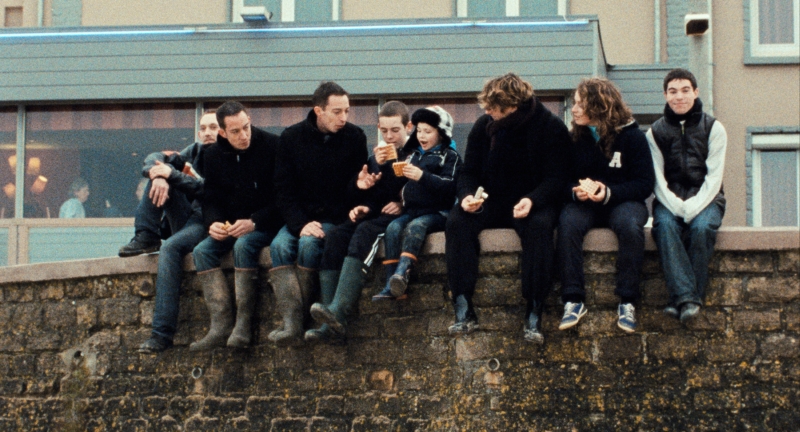 Carregado de cenas enigmáticas e símbolos, "Sheep" conta fragmentos de histórias de Mouton (primeiro à direita) e amigos | Divulgação