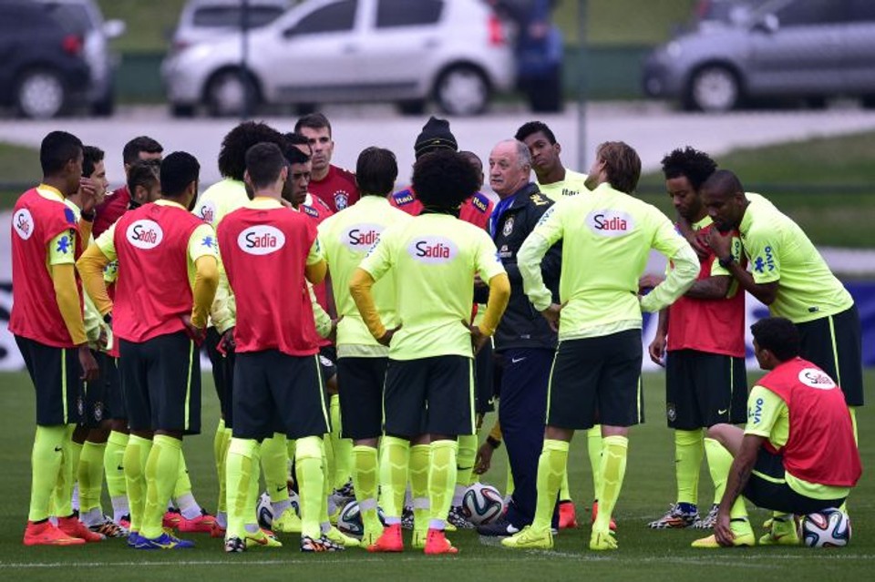 Felipão conversa com titulares e reservas durante treino da seleção brasileira | Vipcomm