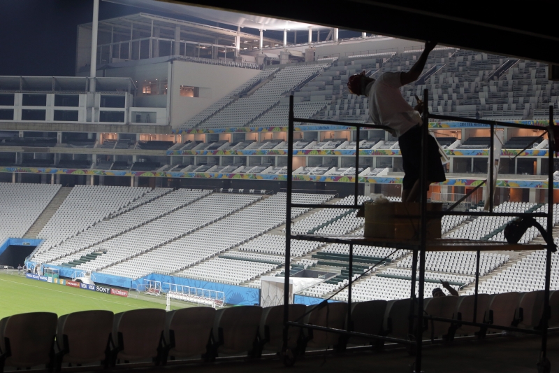 A uma semana de Brasil e Croácia, operário trabalha no acabamento do Itaquerão | Albari Rosa, enviado especial/ Gazeta do Povo