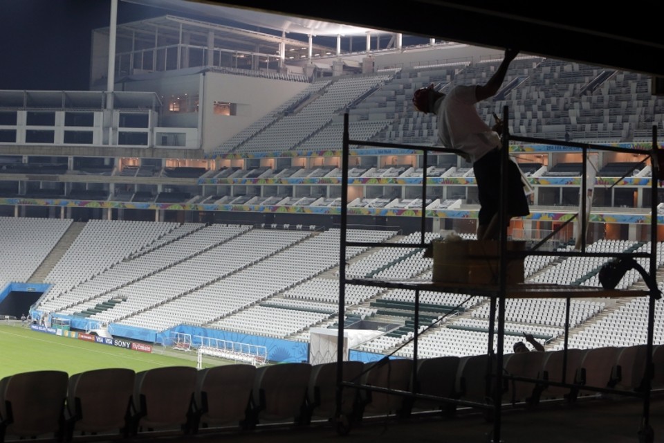 A uma semana de Brasil e Croácia, operário trabalha no acabamento do Itaquerão | Albari Rosa, enviado especial/ Gazeta do Povo