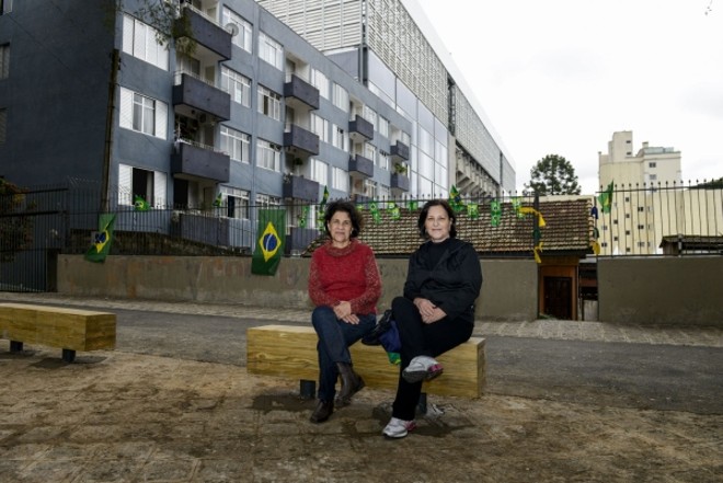 As sobrinhas do goleiro Caju, Laura (esq.) e Sônia Gottardi, diante da casa na qual morou o ídolo atleticano |