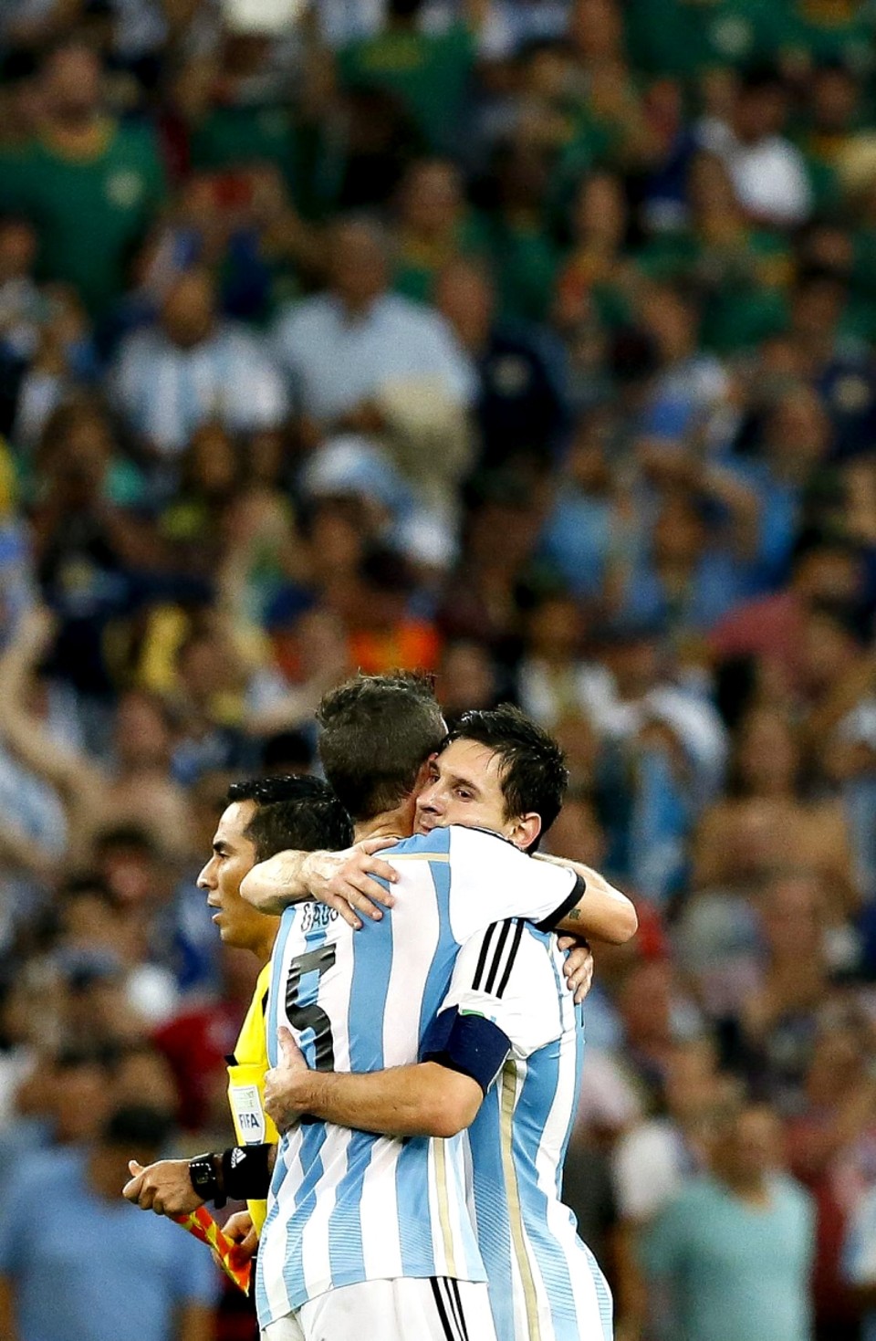 Gago abraça Messi, que encerrou contra a Bósnia um jejum de oito jogos sem marcar gols em Copas do Mundo | Hugo Harada, enviado especial/ Gazeta do Povo