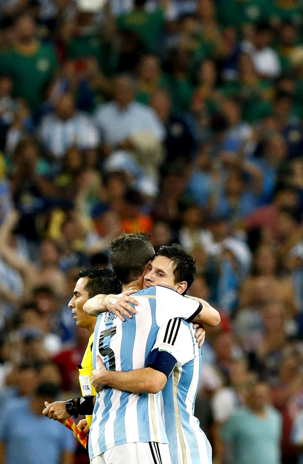 Gago abraça Messi, que encerrou contra a Bósnia um jejum de oito jogos sem marcar gols em Copas do Mundo