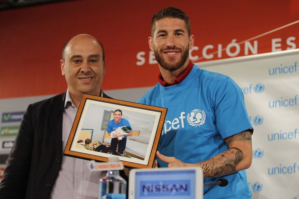 Ramos recebe título de embaixador por trabalho em prol de crianças necessitadas | Twitter/Selecão Espanhola