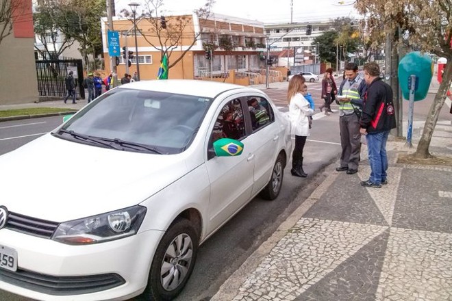 Carro com torcedores a caminho da Arena da Baixada, que recebe jogo da Copa do Mundo FIFA 2014, é multado na Rua Brigadeiro Franco | 