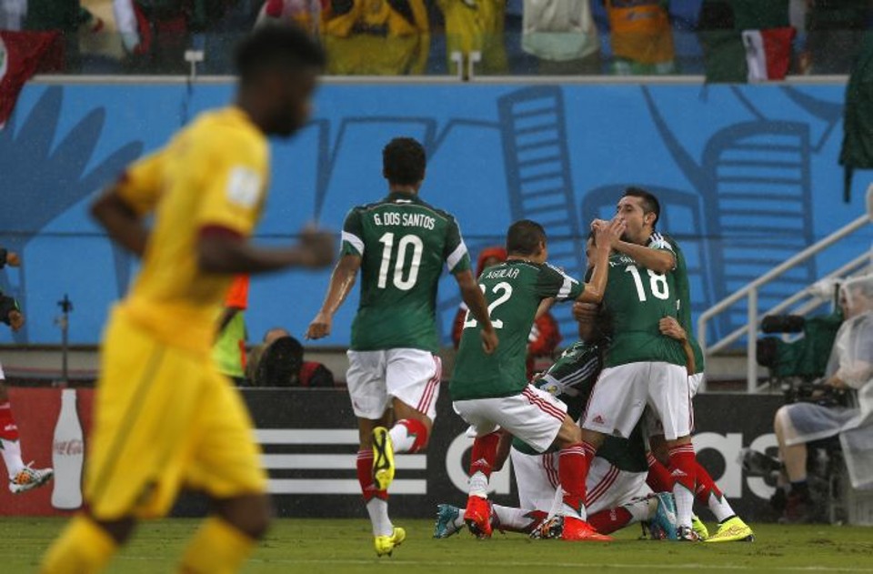 Mexicanos comemoram gol de Peralta que deu a vitória contra Camarões | Reuters