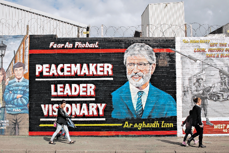 Gerry Adams, líder do Sinn Fein, em mural, foi interrogado sobre o sequestro e a morte de Jean McConville, em 1972 | fotografÍas de Tom Jamieson para The New York Times