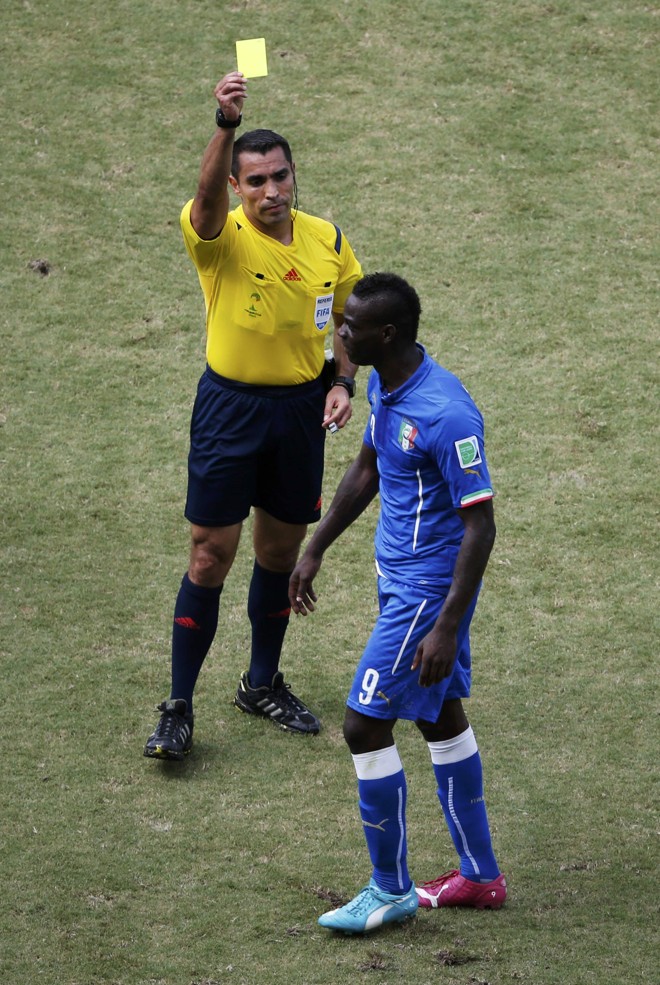 O árbitro Marco Rodriguez dá um cartão amarelo para o italiano Mario Balotelli | 
