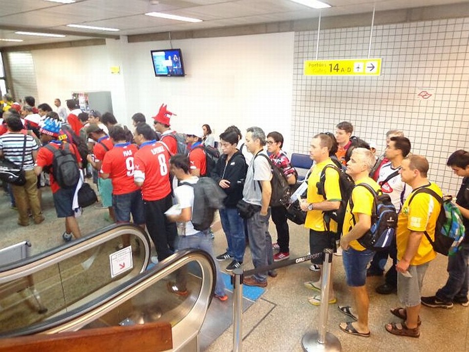 Torcedores chilenos e australianos transformaram a fila de embarque de Guarulhos em um pequeno estádio com gritos de torcida | Robson Martins, enviado especial / Gazeta do Povo