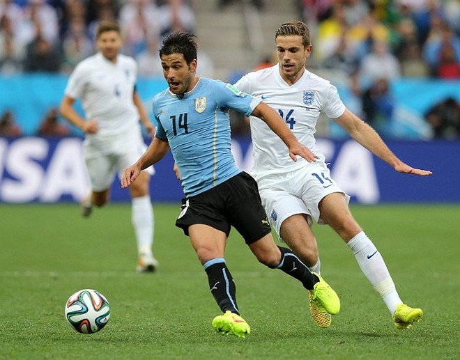Lodeiro disputa jogada com Henderson | 