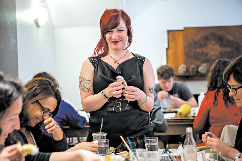 Margot Magpie dá o curso Anthropomorphic Mouse, ajudando seus alunos a criar cenas vitorianas com camundongos mortos | Fotos: Andrew Testa para The New York Times