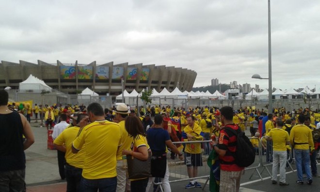 Não faltaram camisas amarelas em frente ao Mineirão | 