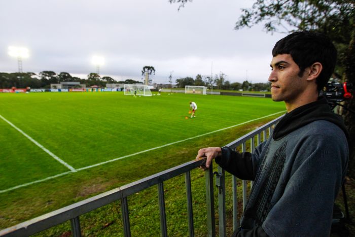 Diego dos Santos pulou o muro do CT do Caju para ver o ídolo Fernando Torres, atacante da Espanha, treinar | Brunno Covello / Agência de Notícias Gazeta do Povo