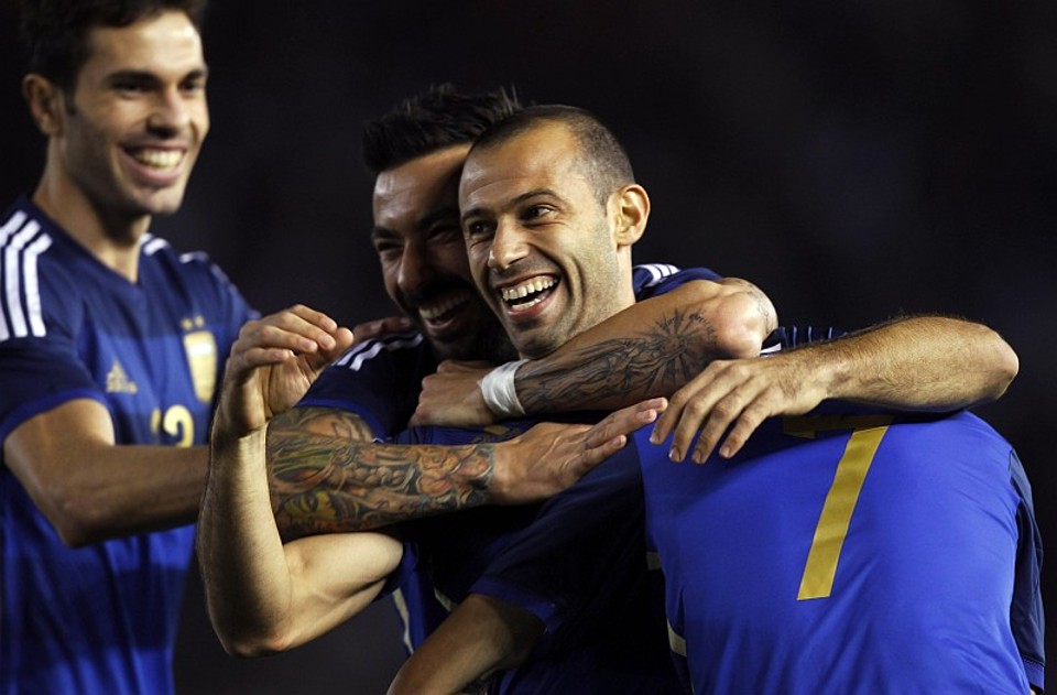 Mascherano é abraçado na comemoração de seu gol na vitória da Argentina | Martin Acosta / Reuters