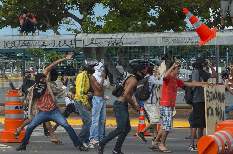 Protestos aconteceu antes do jogo entre Brasil e México, na tarde desta terça-feira (17) | Reuters/ Davi Pinheiro