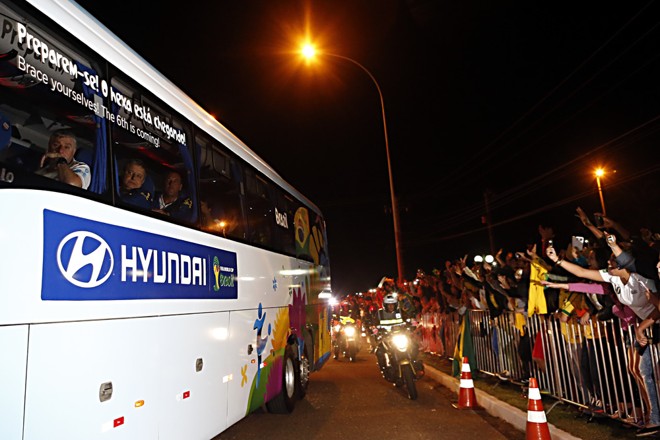 Na lateral do ônibus, o lema da seleção na Copa: