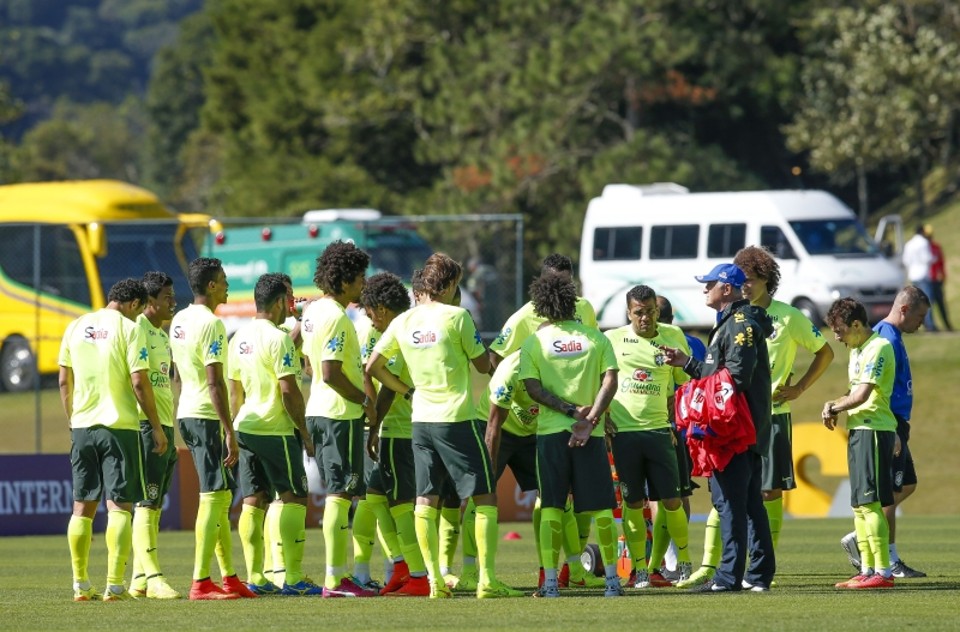 Jogadores da seleção recebem orientação de Felipão: passagem rápida pelo Morumbi | Hugo Harada/ Gazeta do Povo