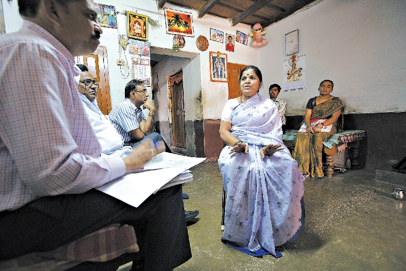 Sushilamma conversa com Ashok Kumar sobre como foi a morte de seu marido, M. R. Gundappa, em 2013: fatalidade | KUNI TAKAHASHI para The New York Times