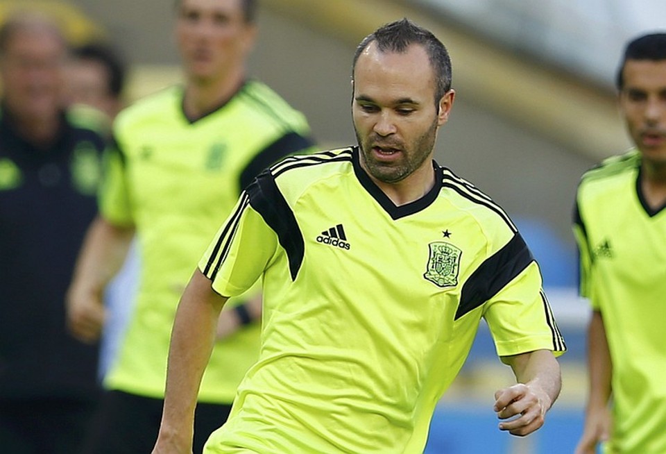 Iniesta quer que Espanha volte à normalidade vencedora dos últimos anos | Reuters