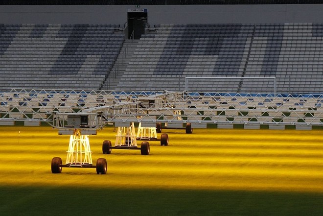 A insolação artificial do gramado é um recurso utilizado para o piso se desenvolver uniformemente mesmo com falta de luz natural |