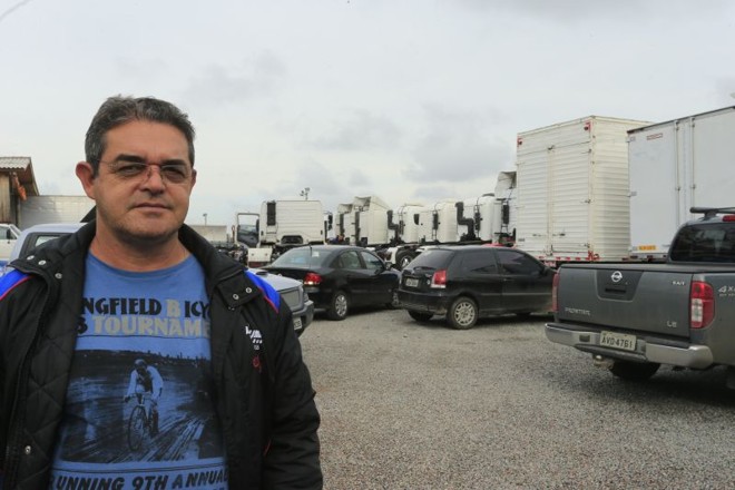 Antonio Rocco trabalha em frente ao CT do Caju |